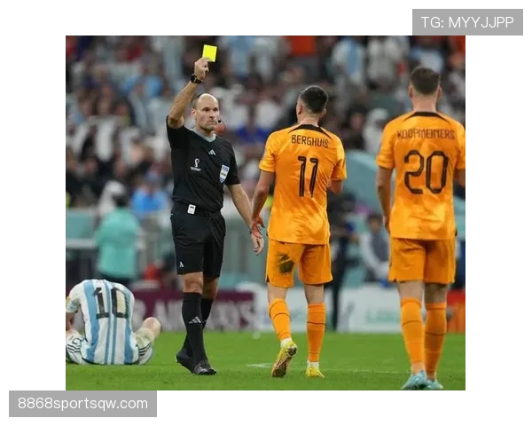 拖延任意球判罚规则：为何裁判会出黄牌警告？