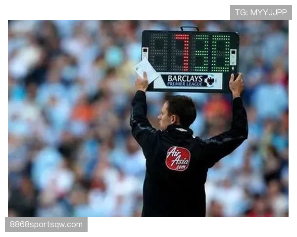 第四官员在足球比赛中承担的规则监督与替补管理职责解析